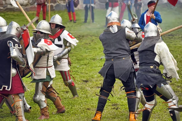 Shot of Advancing Army of Viking Warriors. Representación medieval . —  Fotos de Stock