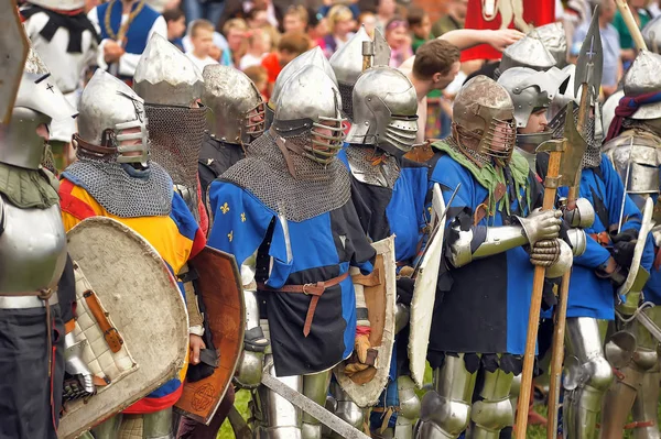 Prise de vue de l'Armée Avancée des Guerriers Vikings. Reconstitution médiévale . — Photo