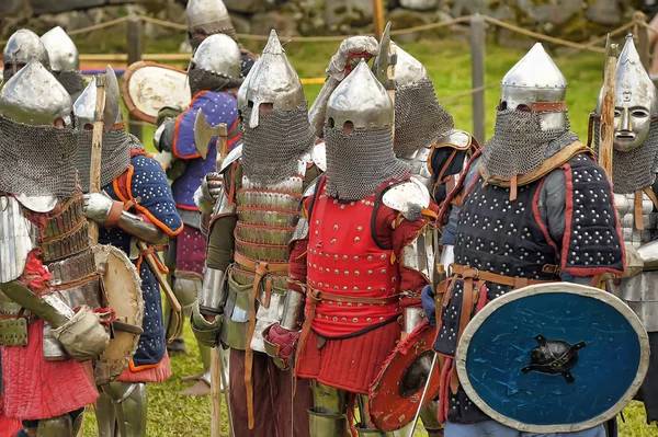 Schuss der vorrückenden Armee von Wikingerkriegern. Mittelalterliche Reenactment. — Stockfoto