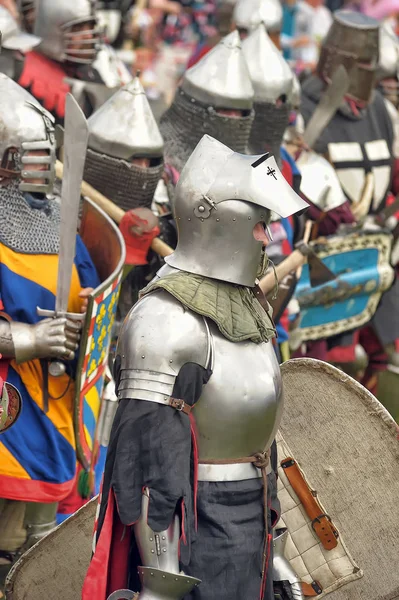 Schuss der vorrückenden Armee von Wikingerkriegern. Mittelalterliche Reenactment. — Stockfoto