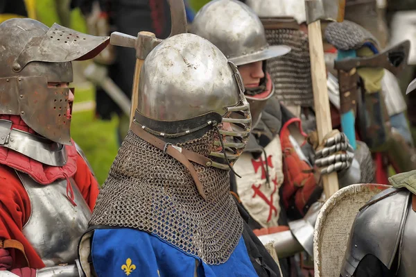 Schot leger van Viking krijgers te bevorderen. Middeleeuwse re-enactment. — Stockfoto