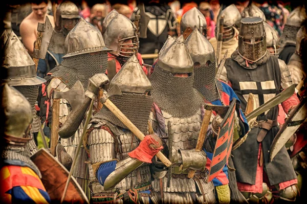推进军队的维京战士的镜头。中世纪的重演. — 图库照片