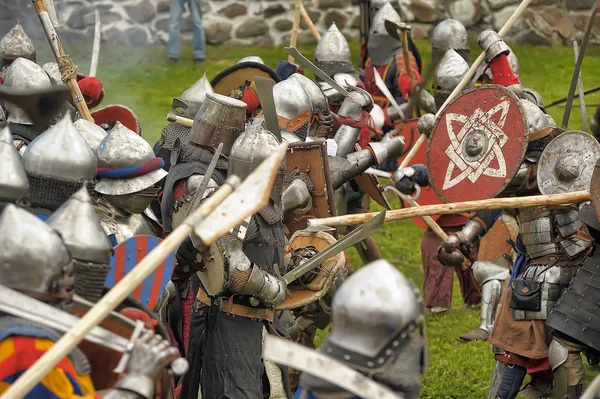 Выстрел наступающей армии воинов викингов. Средневековая реконструкция . — стоковое фото
