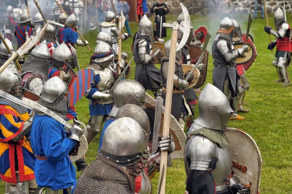 Schuss der vorrückenden Armee von Wikingerkriegern. Mittelalterliche Reenactment. — Stockfoto