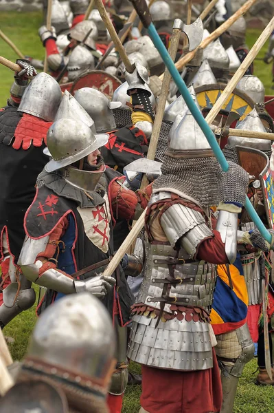 Skott av framåt armén av vikingakrigare. Medeltida återskapande. — Stockfoto