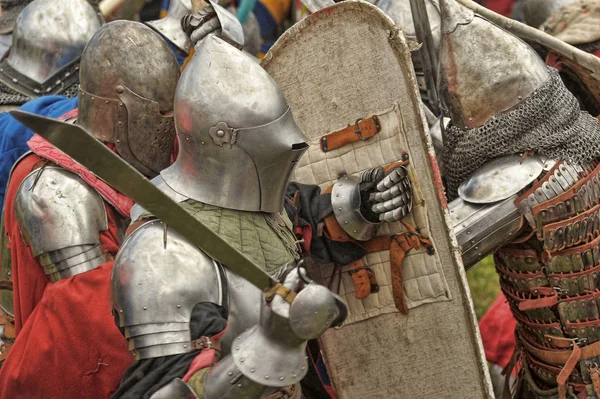 Os cavaleiros lutam no torneio — Fotografia de Stock