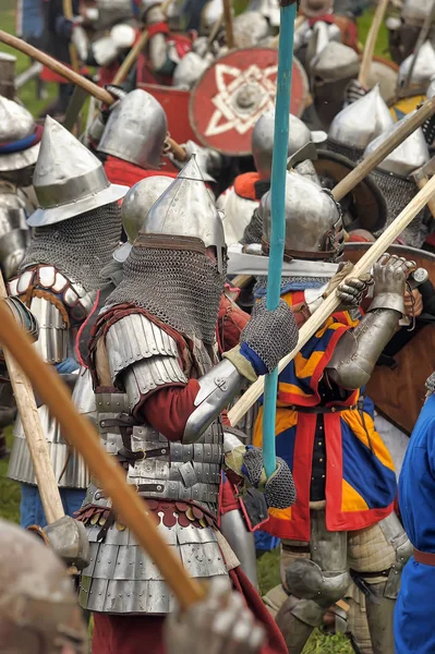 Os cavaleiros lutam no torneio — Fotografia de Stock