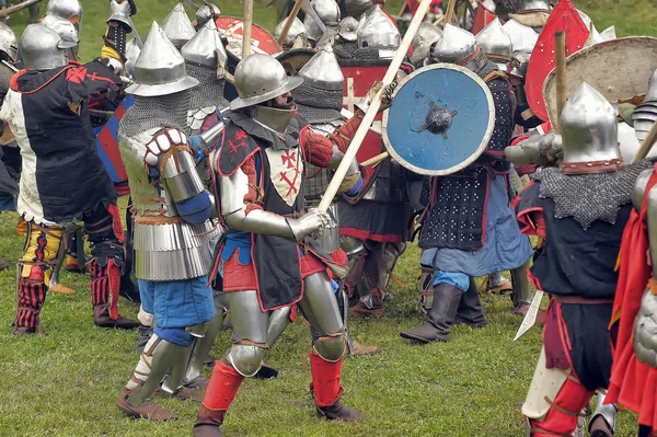 Caballeros en el campo de batalla . — Foto de Stock