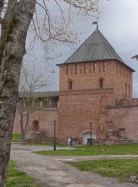 Novogorod Kremlin we wczesnych wiosennych ścianach i wieżach — Zdjęcie stockowe