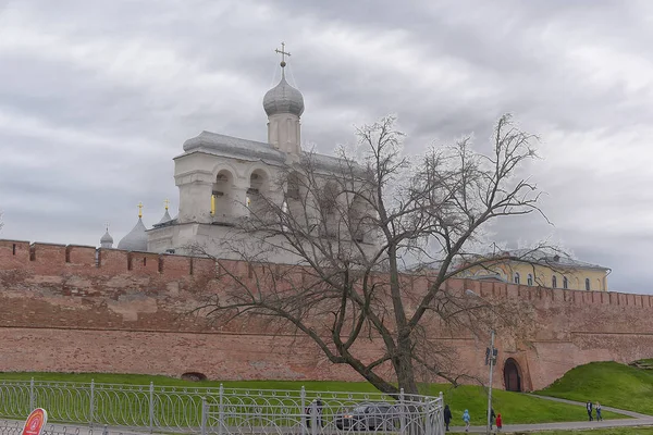 Novogorod Kremlin we wczesnych wiosennych ścianach i wieżach — Zdjęcie stockowe