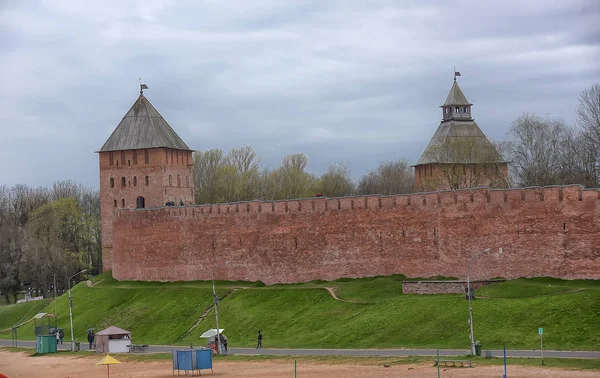 Novogorod Kremlin we wczesnych wiosennych ścianach i wieżach — Zdjęcie stockowe