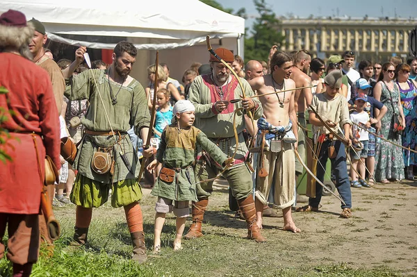 穿着中世纪服装的人在节日期间从船头开枪射击 — 图库照片