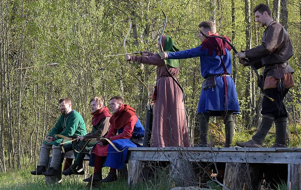 People in medieval clothes shoot from a bow at the festival of h — Stock Photo, Image