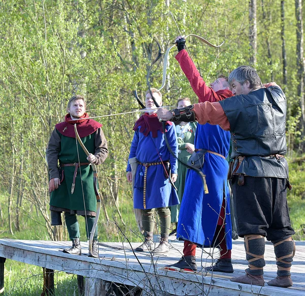 Mensen in middeleeuwse kleding schieten van een boog op het festival van h — Stockfoto