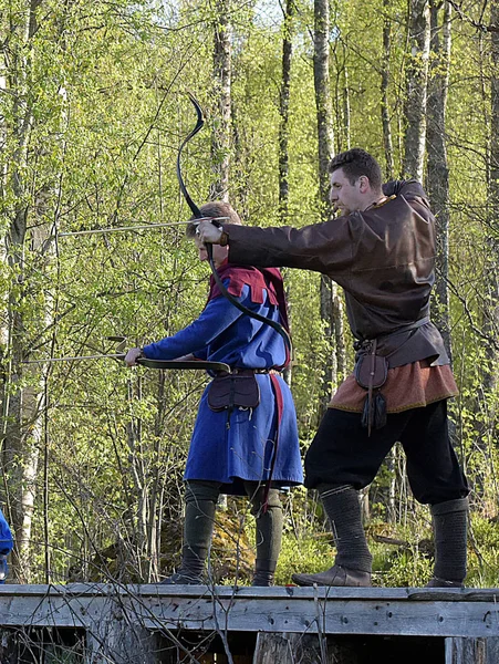 Les gens en vêtements médiévaux tirer à partir d'un arc à la fête de h — Photo
