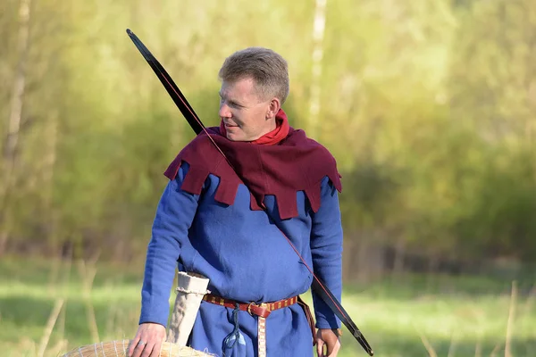 Les gens en vêtements médiévaux tirer à partir d'un arc à la fête de h — Photo