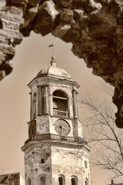 Hodinová věž, dominantou starého města, bývalého katedrálu — Stock fotografie