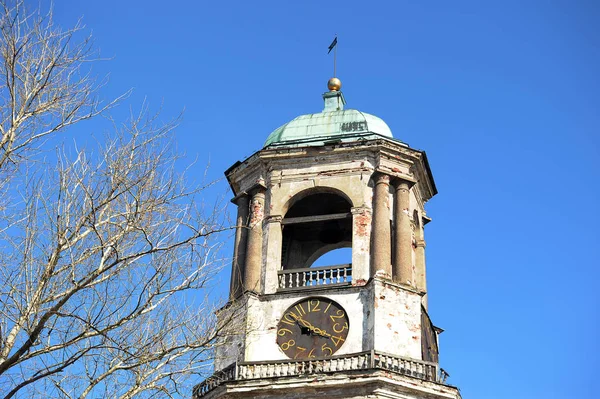 Torre del Reloj dominante de la Ciudad Vieja, la antigua campana de la catedral —  Fotos de Stock