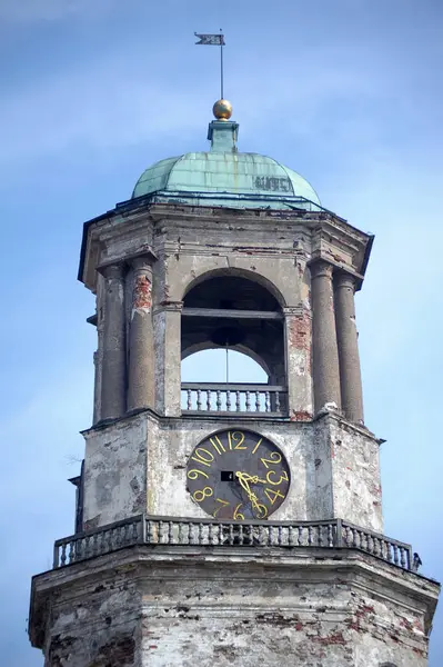 Wieża zegarowa dominantą starego miasta, byłego dzwonu Katedralnego — Zdjęcie stockowe