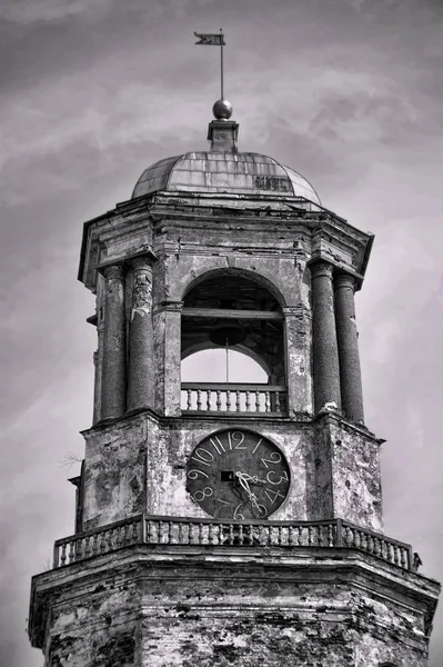 Der Uhrturm dominiert die Altstadt, die ehemalige Domglocke — Stockfoto