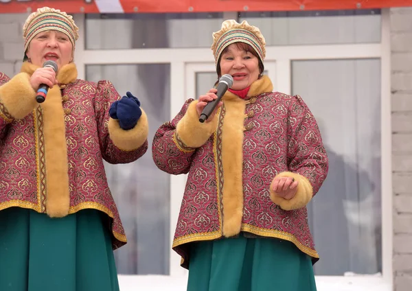 Mujeres en traje popular ruso y acordeonista cantan canciones en una h — Foto de Stock