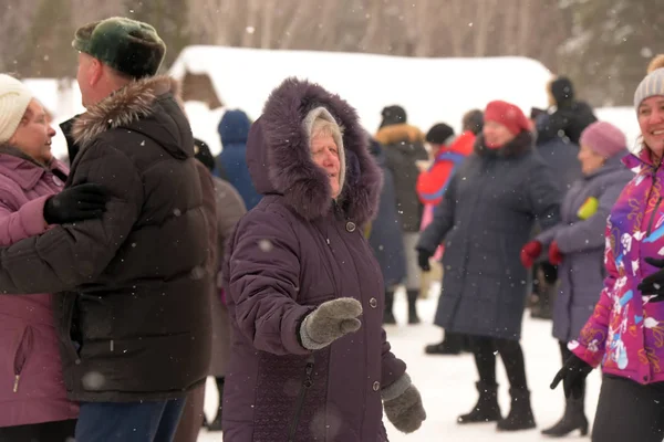 Oudere vrouwen collega dorpelingen dansen en zich verheugen op de vill — Stockfoto