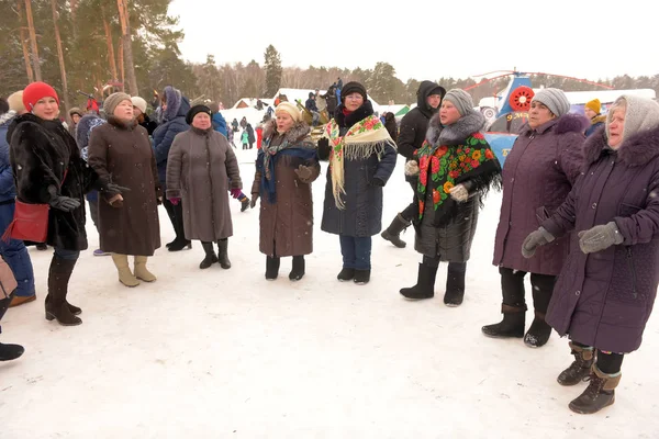 Les femmes âgées et les autres villageois dansent et se réjouissent de la vill — Photo