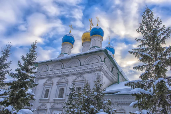 Храм Благовіщення Пресвятої Богородиці в зимовий період. Annu — стокове фото