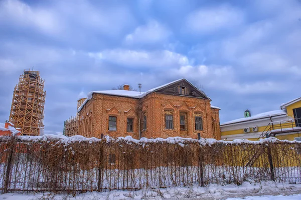 Le vie del centro storico e gli edifici storici in inverno — Foto Stock