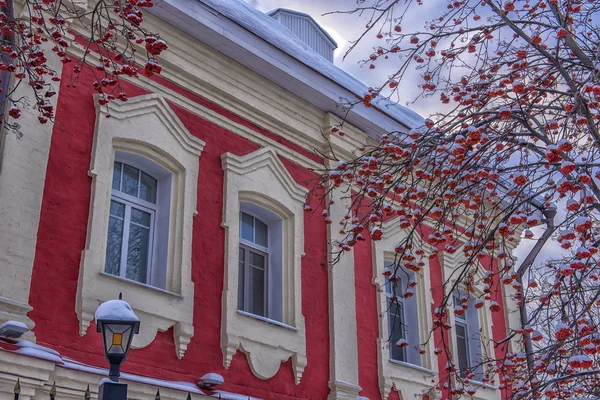 Rotes altes Haus und Ebereschen im Winter — Stockfoto