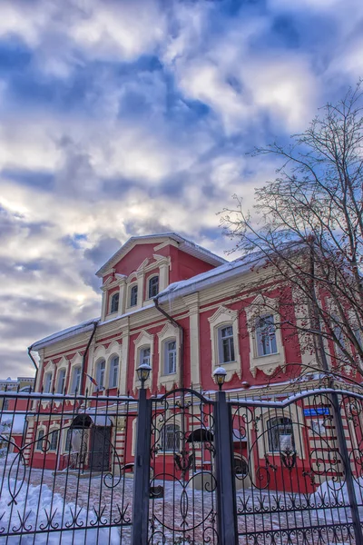 Röda gamla hus och Rönn träd nära vintern — Stockfoto