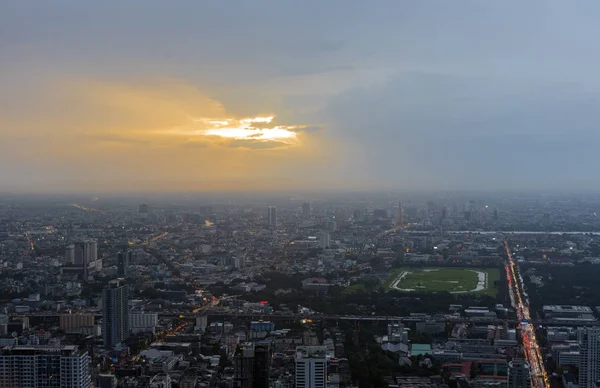 Blick von oben auf Bangkok bei Sonnenuntergang — Stockfoto