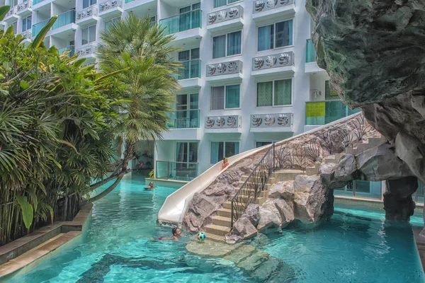 Piscina en el patio del condominio Amazonas — Foto de Stock