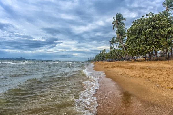 Praia deserta e céu tempestuoso na estação da chuva — Fotografia de Stock