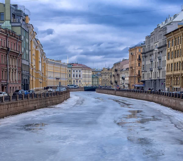Moyka Canal under the ice — Stock Photo, Image