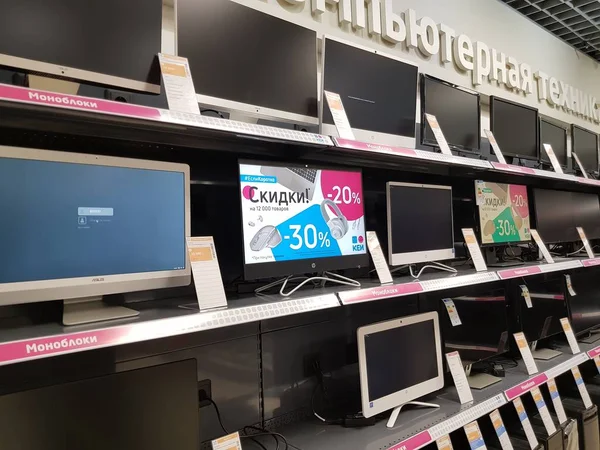 Мониторы для компьютеров в продаже в магазине — стоковое фото