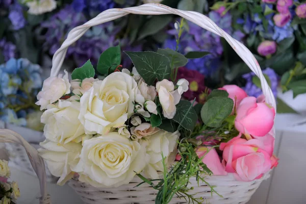 Roses in a wicker basket — Stock Photo, Image