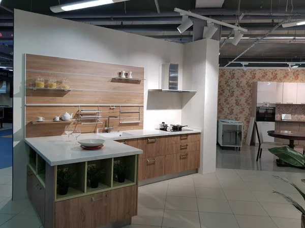 Cocinas modernas a la venta en una tienda de muebles —  Fotos de Stock