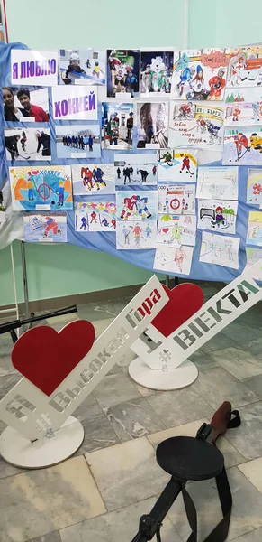 Dessins pour enfants dédiés au hockey lors d'une exposition dans le — Photo