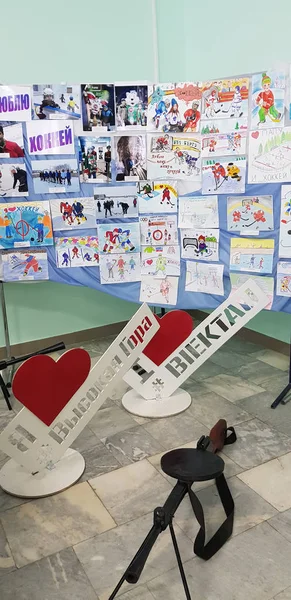 Dibujos infantiles dedicados al hockey en una exposición en el — Foto de Stock