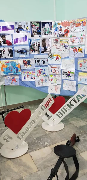 Dibujos infantiles dedicados al hockey en una exposición en el — Foto de Stock