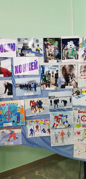 Dibujos infantiles dedicados al hockey en una exposición en el — Foto de Stock