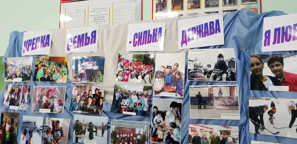 Dibujos infantiles dedicados al hockey en una exposición en el — Foto de Stock