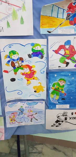 Dibujos infantiles dedicados al hockey en una exposición en el — Foto de Stock