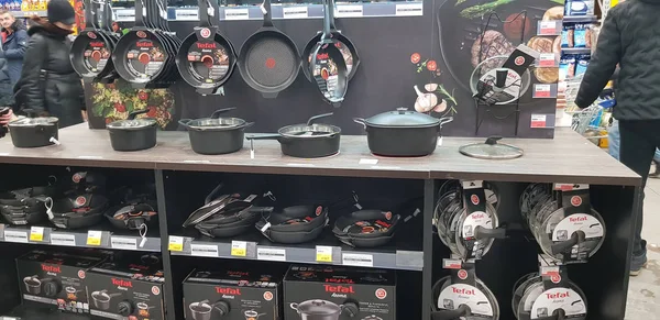 Ustensiles - casseroles et casseroles Tefal en vente dans le magasin — Photo