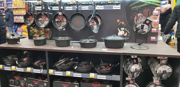 Keukengerei - pannen en pannen Tefal uitverkoop in de winkel — Stockfoto