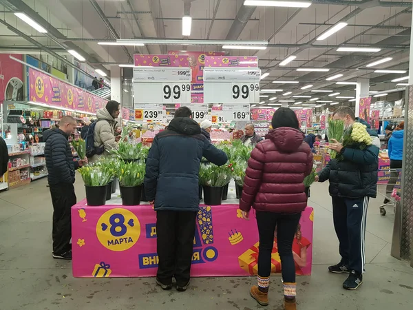 Люди купують квіти в супермаркеті на свято — стокове фото