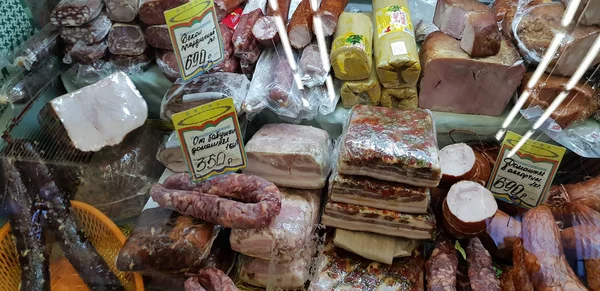 Delicias de carne a la venta en el mercado —  Fotos de Stock