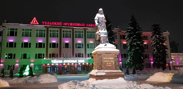 Muistomerkki Peter ja Tula Arms Plant talvella yöllä — kuvapankkivalokuva