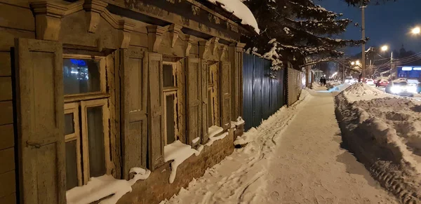 Old one-story wooden house on the street in winter — Stock Photo, Image